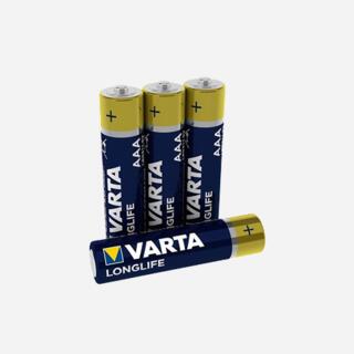 Четыре батарейки VARTA AAA Longlife с синим и золотистым корпусом, три стоят вертикально, одна лежит горизонтально, на светлом фоне.