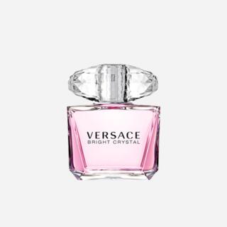 Флакон парфюма Versace Bright Crystal с прозрачной крышкой и розовой жидкостью внутри на светлом фоне.