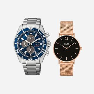 Мужские наручные часы с серебристым металлическим браслетом и синим циферблатом рядом с женскими часами на розовомеш-сетчатом ремешке