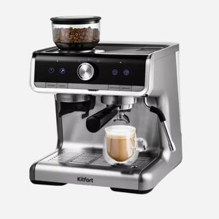 Кофемашина с капучинатором и капельная кофеварка на столе