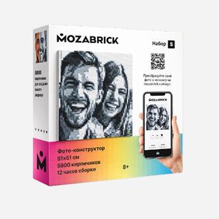 Коробка фото-конструктора Mozabrick с пиксельным портретом пары на обложке и изображением смартфона с примером сборки
