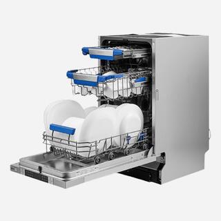 Посудомоечная машина из нержавеющей стали с открытой дверцей и чистой посудой внутри