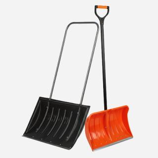 Две лопаты для уборки снега с длинными ручками