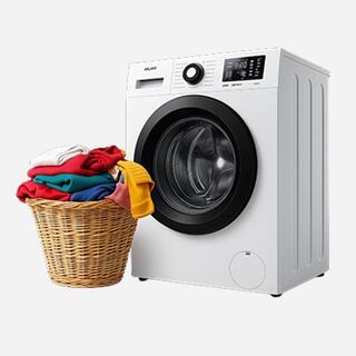 Стиральная машина рядом с корзиной чистого белья