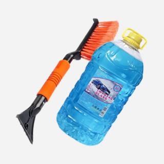 Щётка для автомобиля и канистра с жидкостью для стеклоомывателя