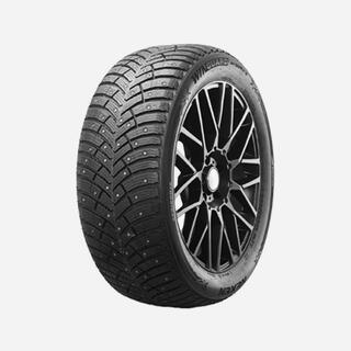 Зимняя шина с шипованным протектором и тёмным многоспицевым диском, стоящая вертикально на светлом фоне