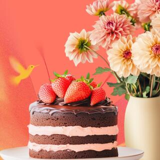 Шоколадный торт со свежей клубникой и букетом цветов в вазе
