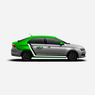 HELO — фирменный автомобиль каршеринга с зелёным верхом и логотипом HELO на двери