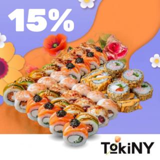 Сет суши и роллов с лососем, икрой и соусами