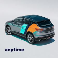 Автомобиль каршеринга Anytime в фирменной оклейке на светлом фоне.