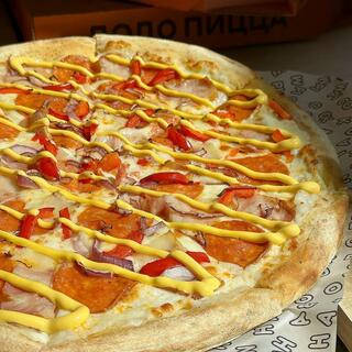 Горячая пицца с колбасой, перцем и соусом на тонком тесте