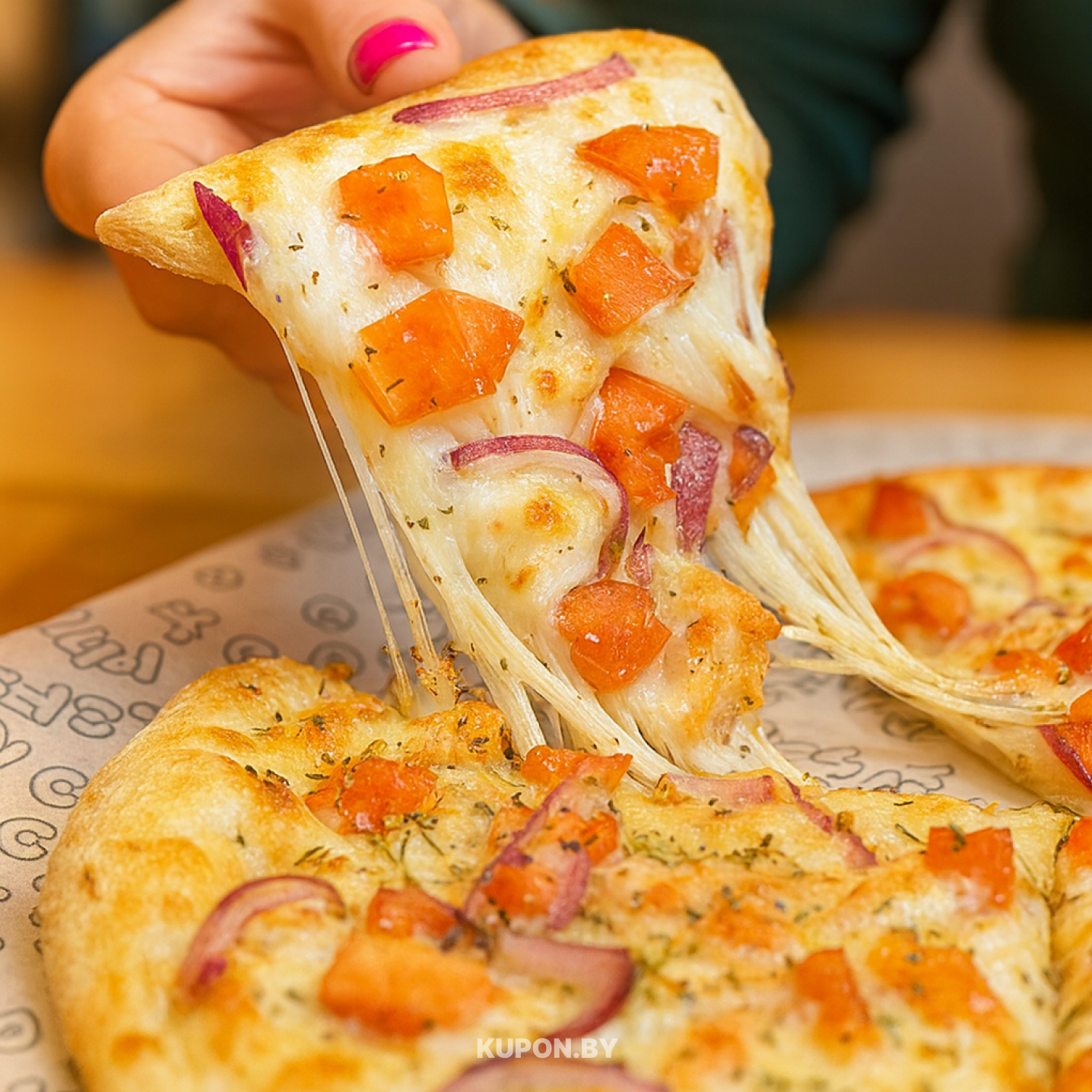 Кусок пиццы с тянущимся сыром и томатами по купону на скидку