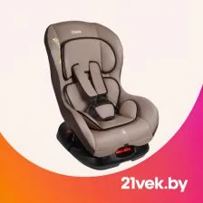 Детское автокресло с ремнями безопасности и мягкими вставками.