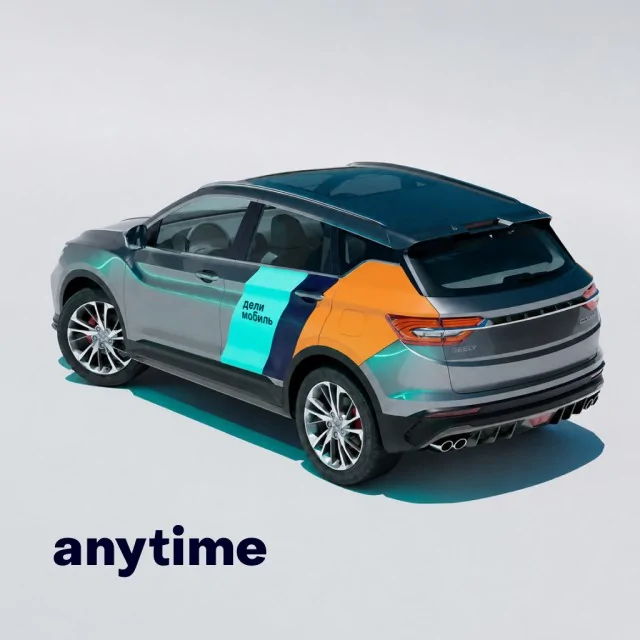 Автомобиль каршеринга Anytime в фирменной оклейке на светлом фоне.