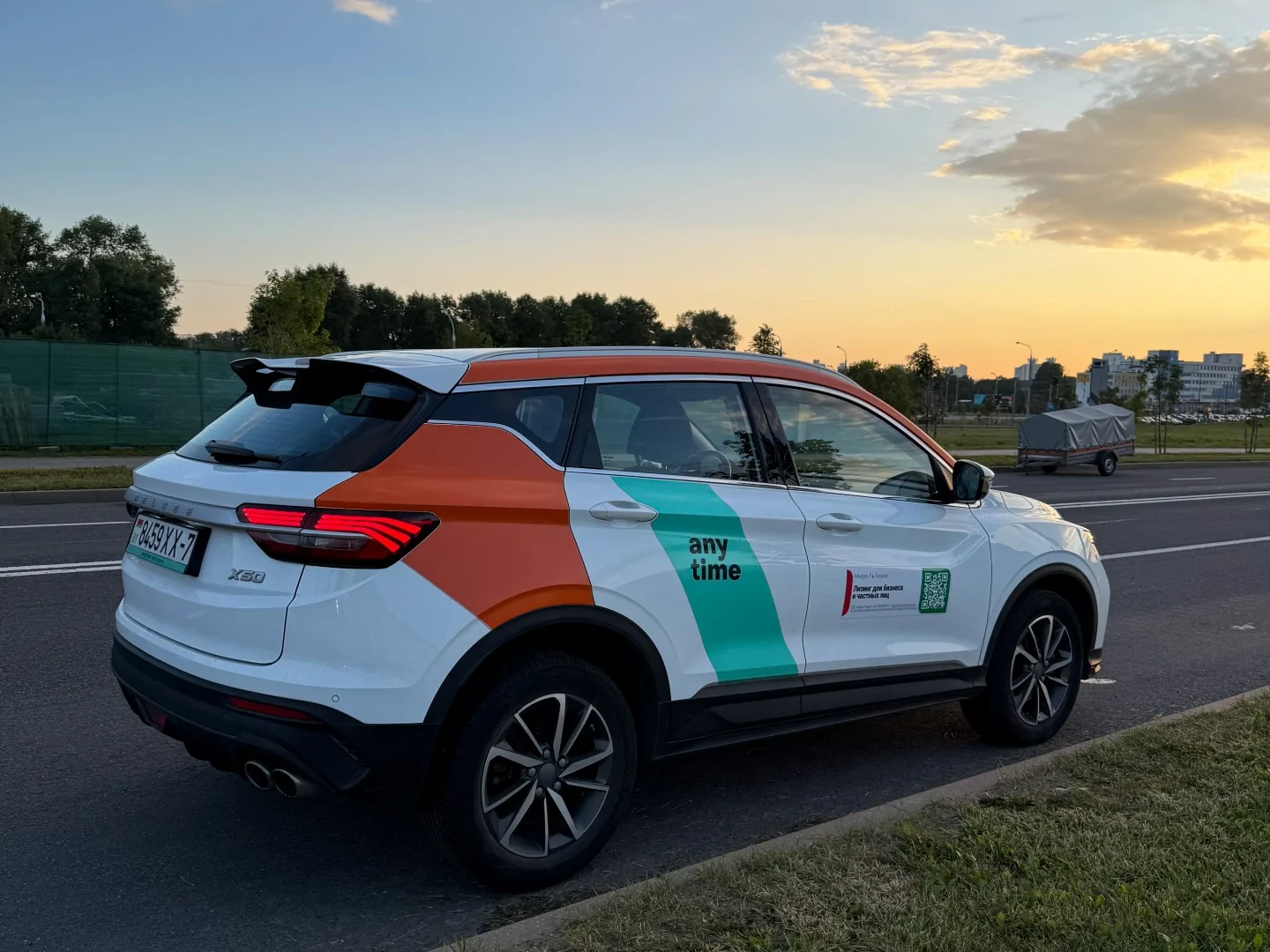Автомобиль Belgee X50 каршеринга Anytime в фирменной оклейке.