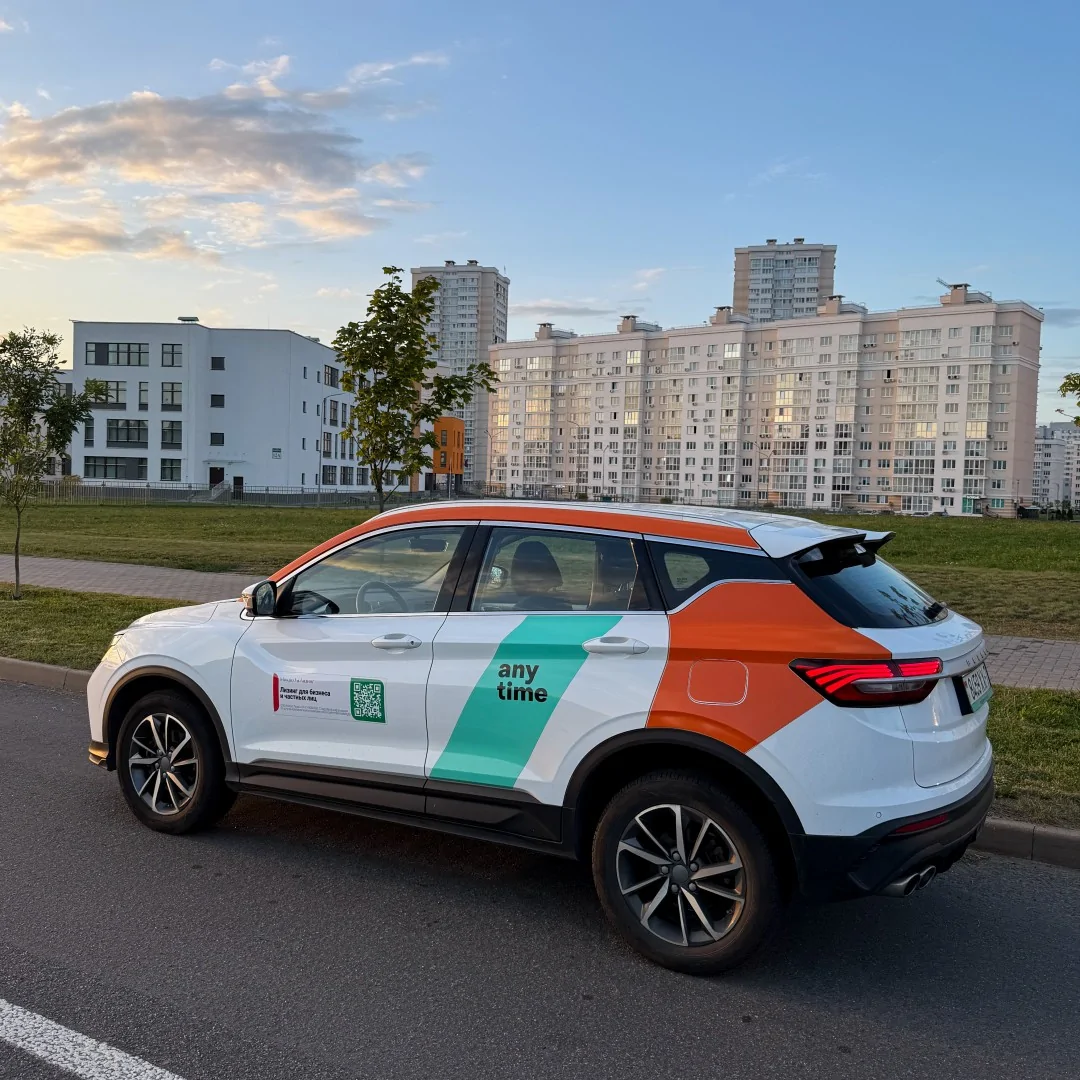Автомобиль каршеринга Anytime на улице в Минске.